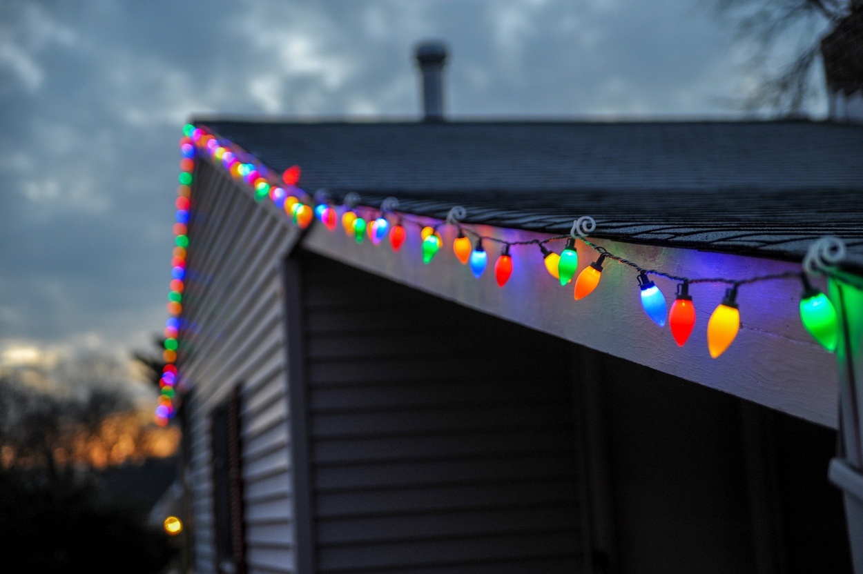 Decorating Your Roof for the Holidays